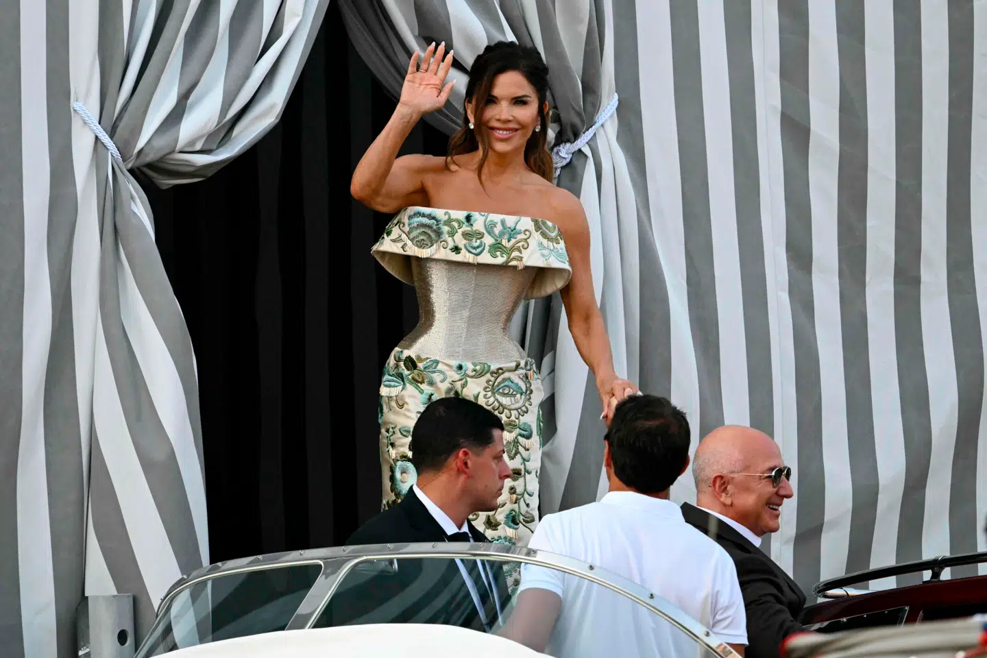 Lauren Sanchez Bezos fremhæver gerne sin talje.