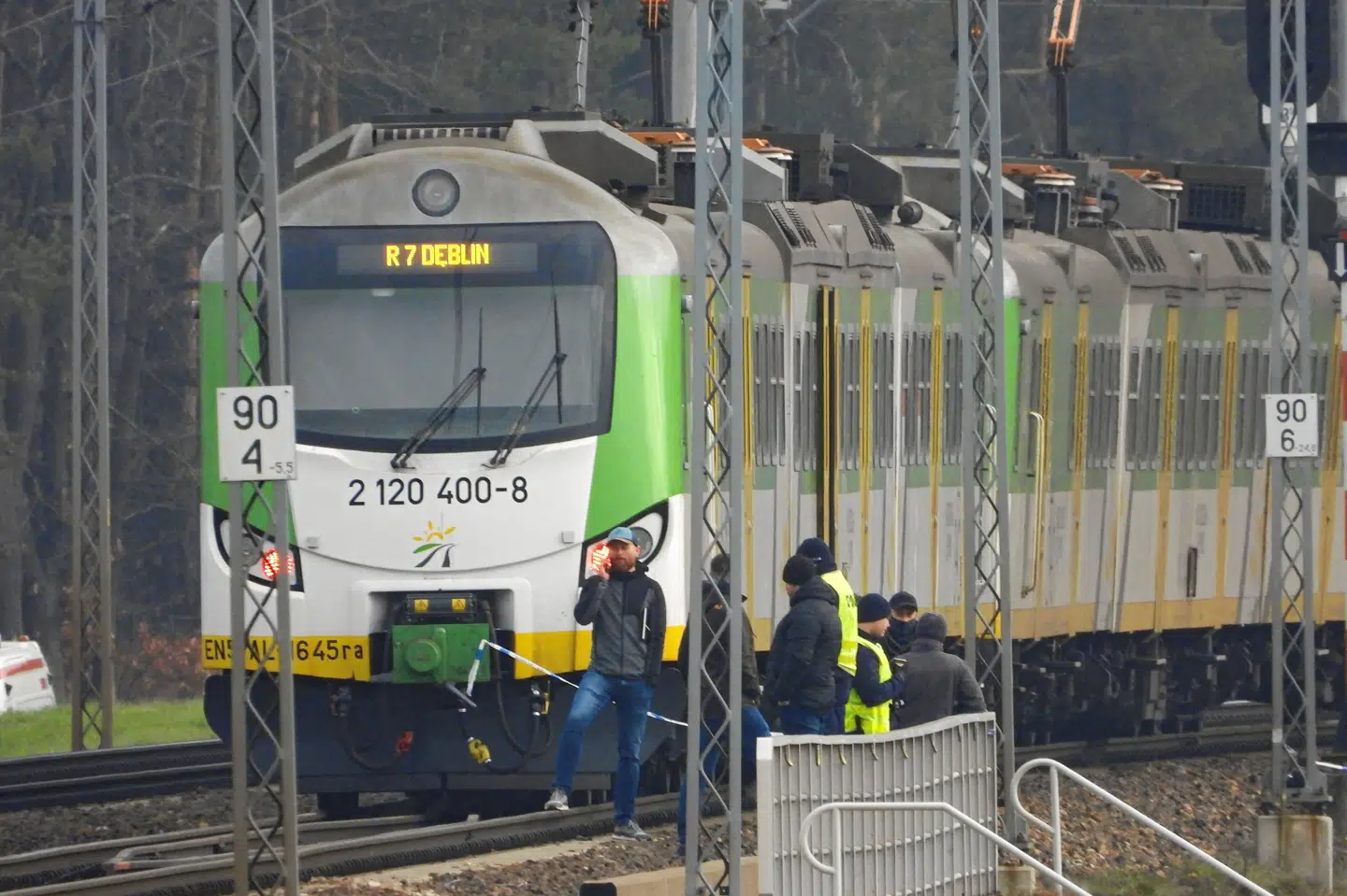 En jernbanestrækning mellem Warszawa og Lublin i Polen blev ramt af en eksplosion søndag. To dage senere har Polen udpeget to personer, der mistænkes for at stå bag den formodede sabotage sammen med en russisk efterretningstjeneste.
