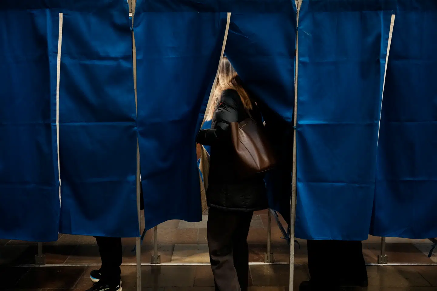 Dansk politik og senest årets kommunalvalgkamp er blevet mere rå, mener to valgforskere.