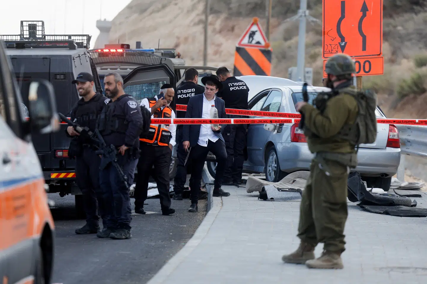 Israelsk politi og ambulancereddere er til stede på gerningsstedet ved Gush Etzion på Vestbredden.