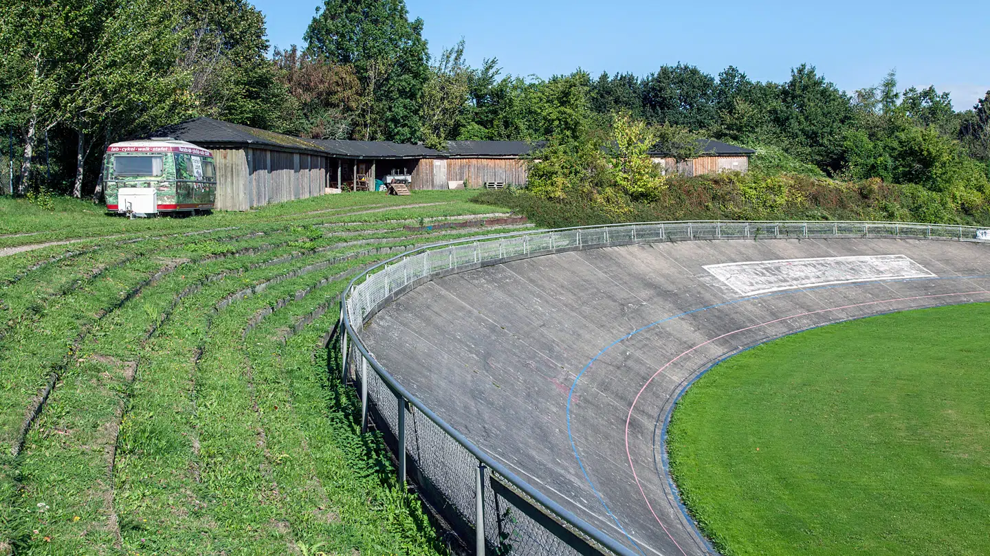 Nu er nedrivningen af den ikoniske bane begyndt.