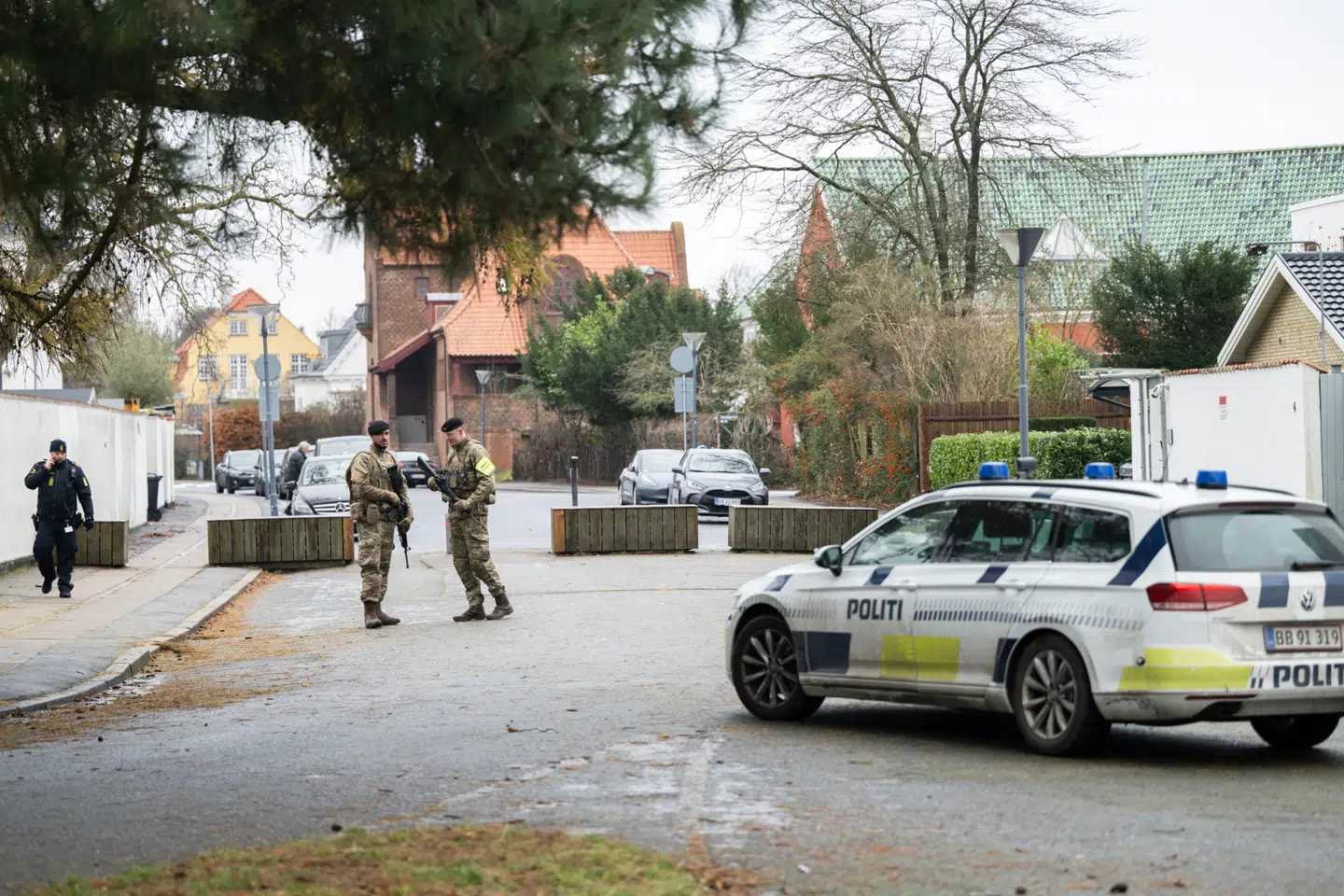 Da terrorsagen mod to unge svenskere forleden begyndte i København, blev de blandt andet tiltalt for at have bragt livet i fare for de soldater, der bevogtede Israels ambassade i Hellerup.