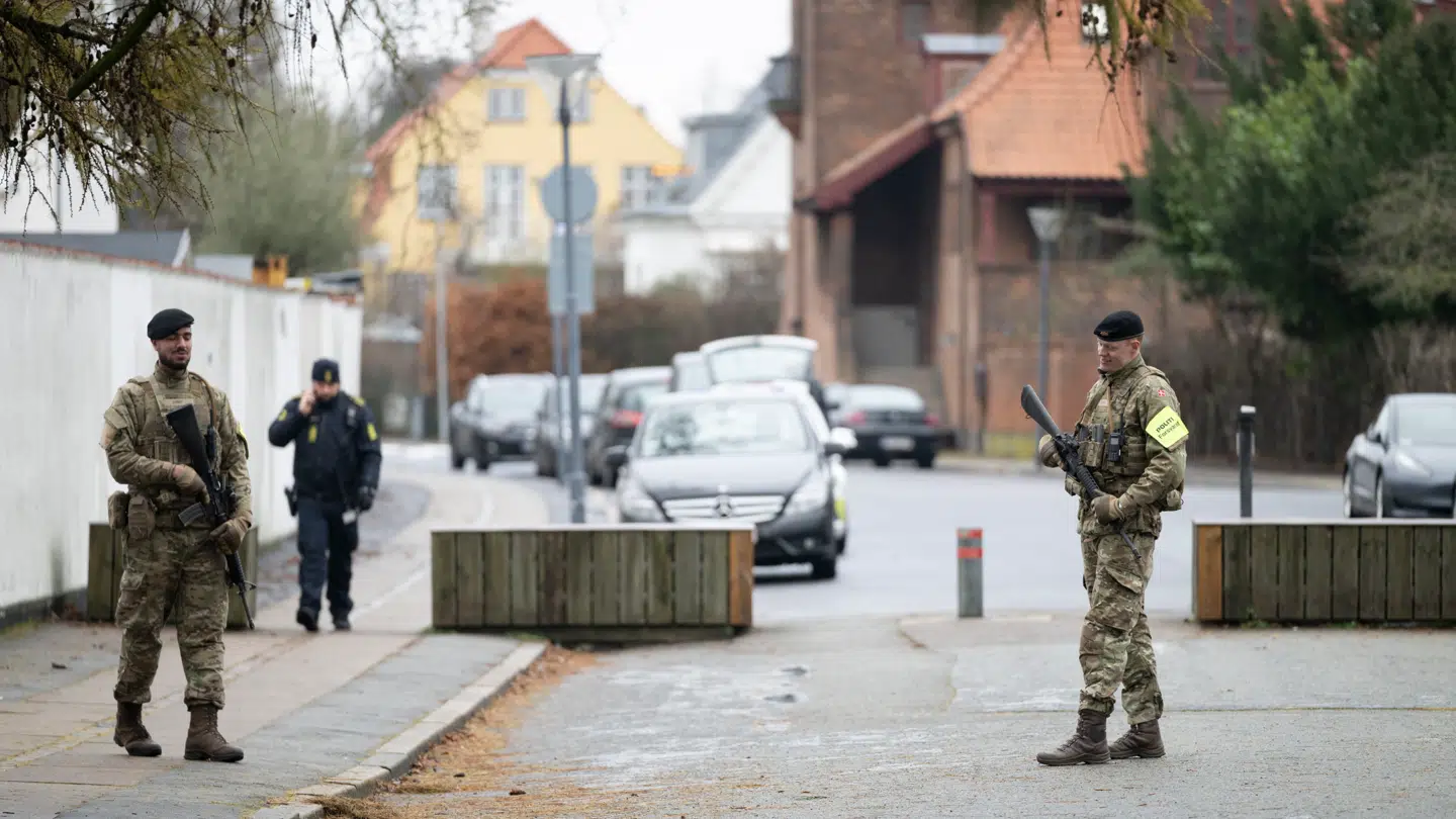 Da terrorsagen mod to unge svenskere forleden begyndte i København, blev de blandt andet tiltalt for at have bragt livet i fare for de soldater, der bevogter Israels ambassade i Hellerup.