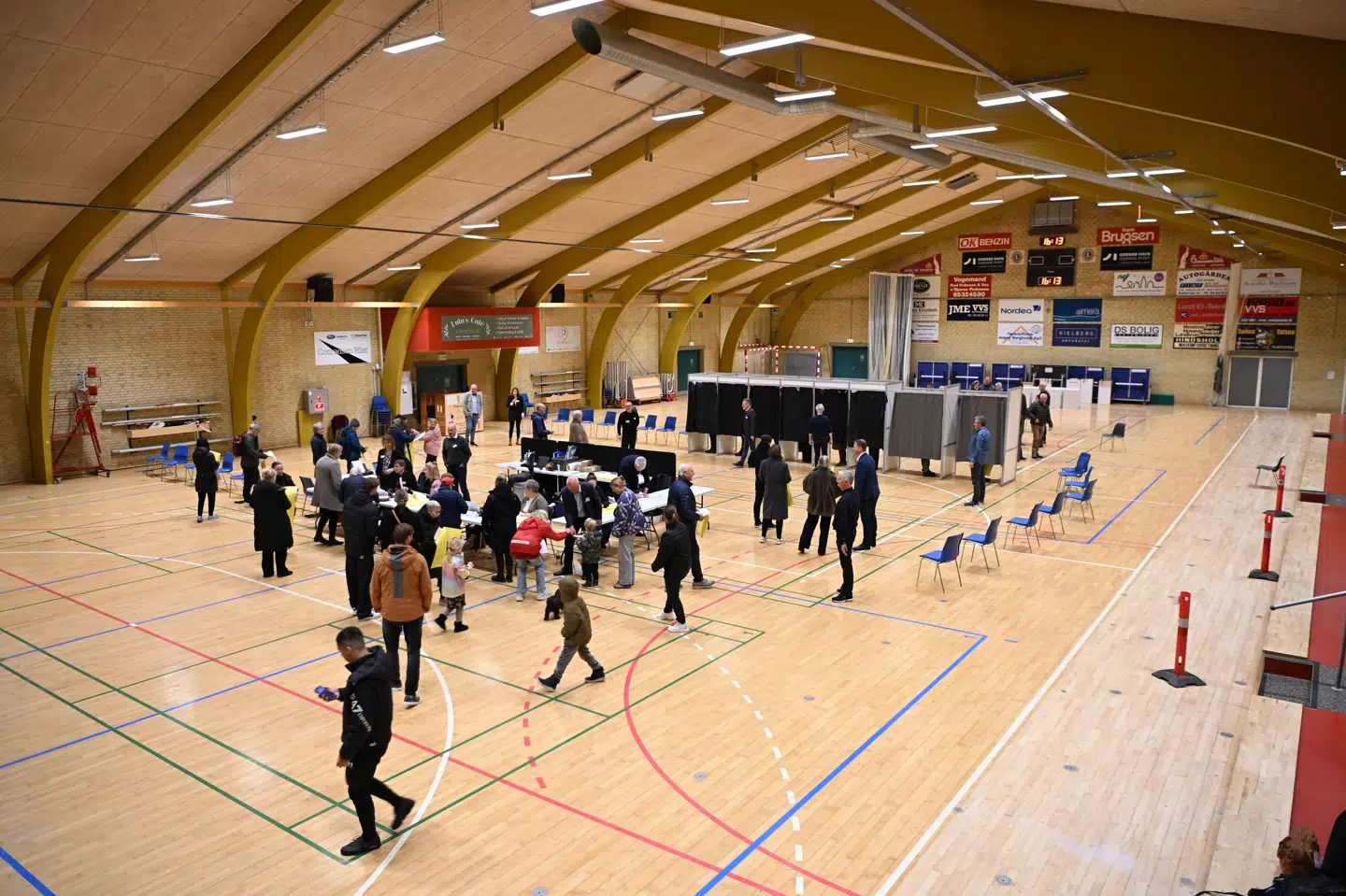 I Kerteminde på Fyn gør man ligesom i resten af landet klar til de vælgere, der forventes at troppe op i stort tal på vej hjem fra arbejde de kommende timer.