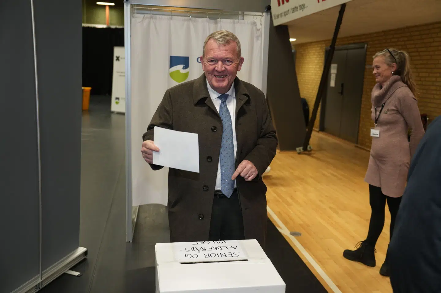 Formand for Moderaterne, udenrigsminister Lars Løkke Rasmussen, stemmer i Græsted Gribskov-Hallen, som ligger i Gribskov Kommune.