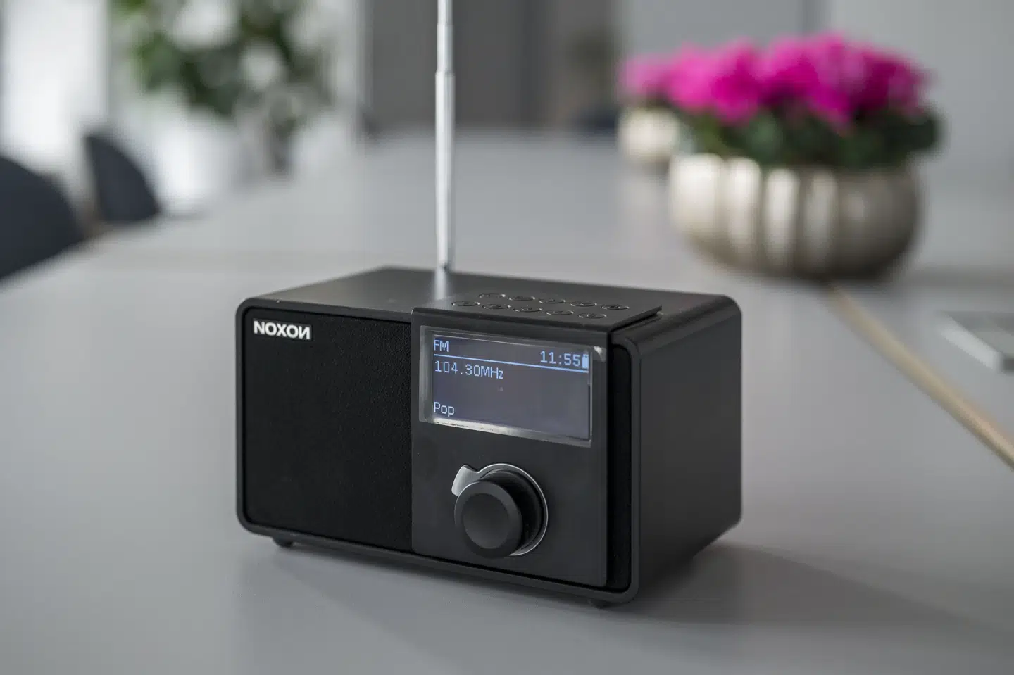 Radiolyttere kan i yderligere otte år finde Radio 100 på FM6-kanalen efter en fornyet sendetilladelse. (Arkivfoto).