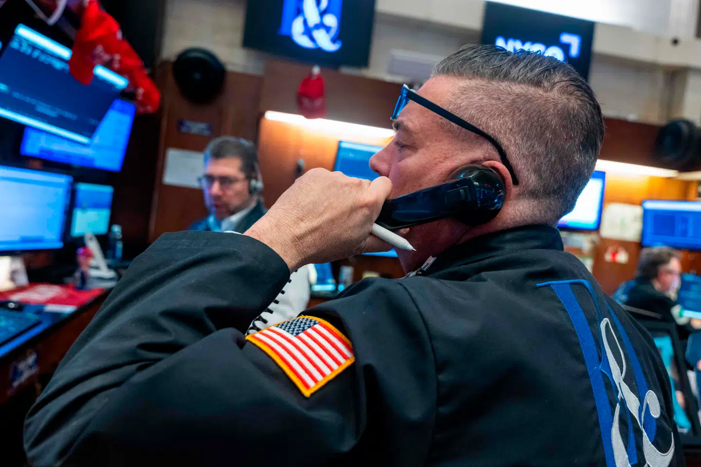 NEW YORK, NEW YORK - NOVEMBER 18: Traders work as the market opens on the floor of the New York Stock Exchange (NYSE) on November 18, 2025 in New York City. The Dow was down nearly 500 points in morning trading as investors became increasingly concerned about AI stocks and the potential for a bubble. Spencer Platt/Getty Images/AFP (Photo by SPENCER PLATT / GETTY IMAGES NORTH AMERICA / Getty Images via AFP)