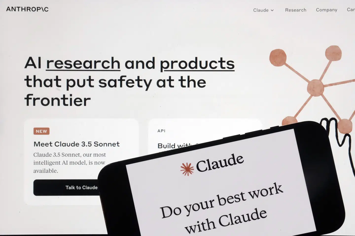 Selskabet Anthropic, som de to it-giganter Nvidia og Microsoft nu skyder nye milliarder ind i, står bag chatbotten Claude, der konkurrerer med ChatGPT. (Arkivfoto)