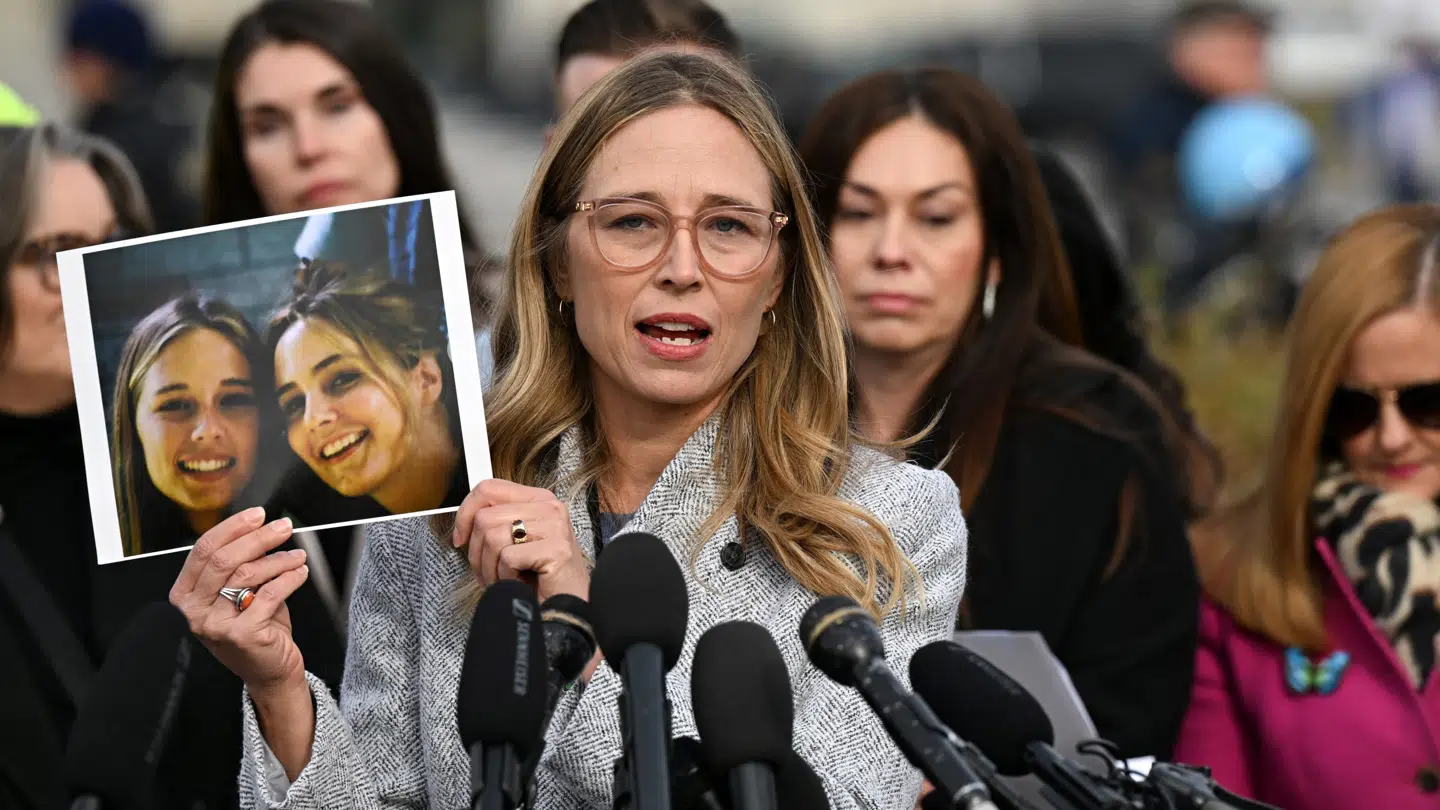 Overlevende Annie Farmer holder et billede op, mens hun tirsdag taler under en pressekonference om Epstein-filerne forud for en afstemning om offentliggørelse af filerne i Repræsentanternes Hus.