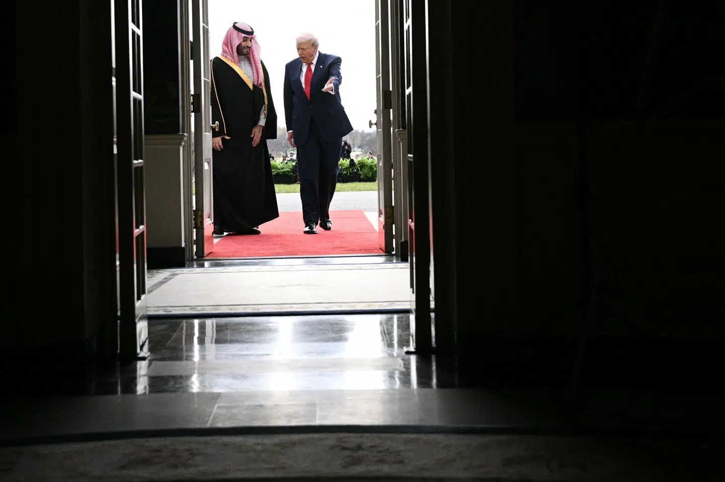 USA's præsident, Donald Trump, tager tirsdag imod Saudi-Arabiens kronprins, Mohammed bin Salman. Det er den saudiske leders første besøg i Det Hvide Hus, siden han røg ud i kulden i kølvandet på drabet på den kritiske journalist Jamal Khashoggi på det saudiarabiske konsulat i Istanbul i 2018.
