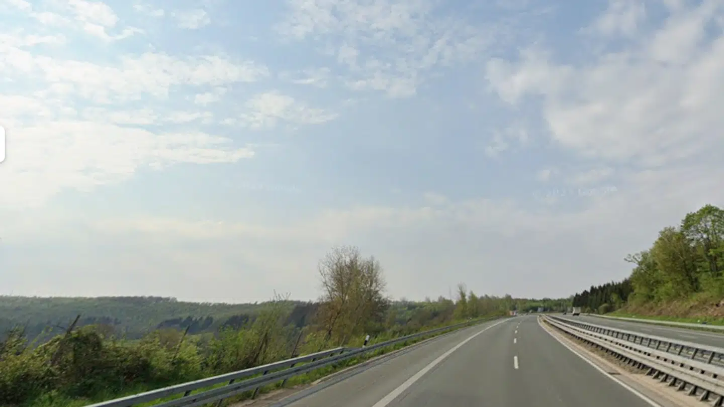 Det var et sted her på den tyske motorvejsstrækning mellem Olpe-Süd-krydset og Freudenberg-afkørslen, at patruljevogne blev kaldt ud og fandt de to afhuggede hænder.