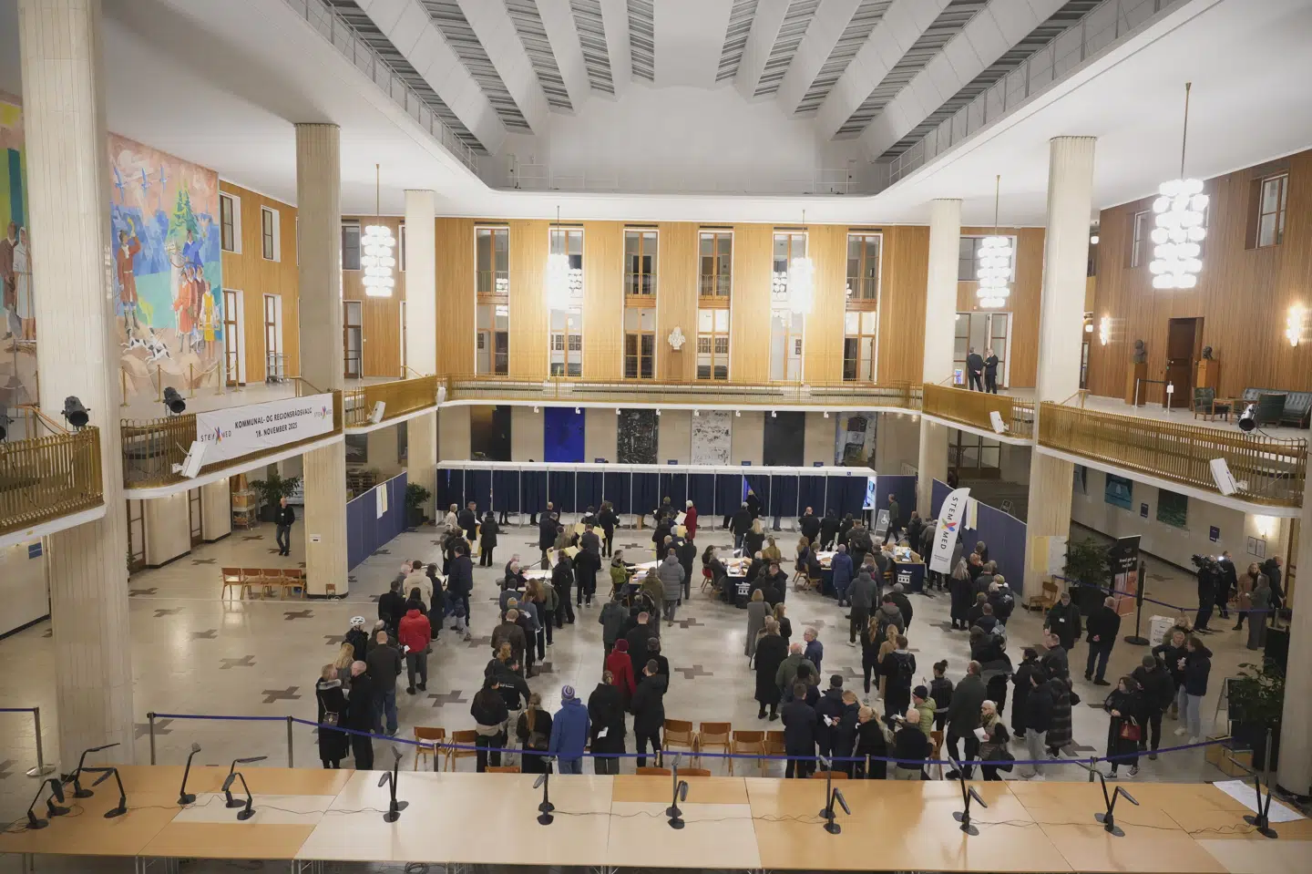 Det er kort før lukketid på Frederiksberg Rådhus, hvor mange står i kø for at afgive deres stemme, inden valghandlingen lukker klokken 20.