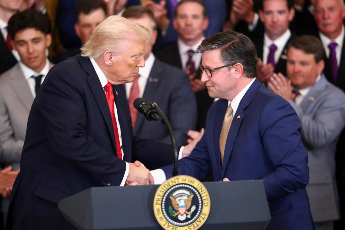 Mike Johnson, formanden i Repræsentanternes Hus ændrede mening, da Trump gjorde.