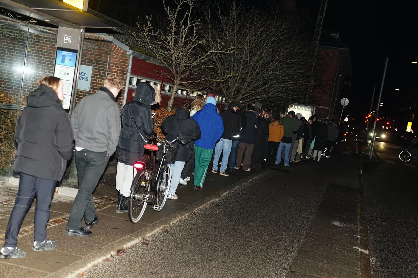 Mange står i kø for at afgive deres stemme til kommunal- og regionalvalget i Carl Blochs Gade i Aarhus.