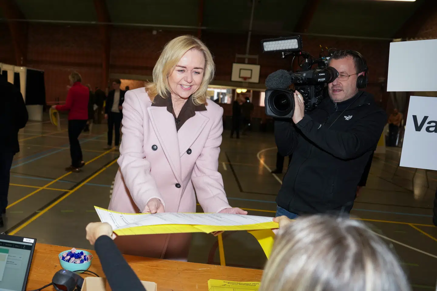 De Konservatives partiformand Mona Juul stemte tidligere på dagen på Stensballeskolen i Horsens.