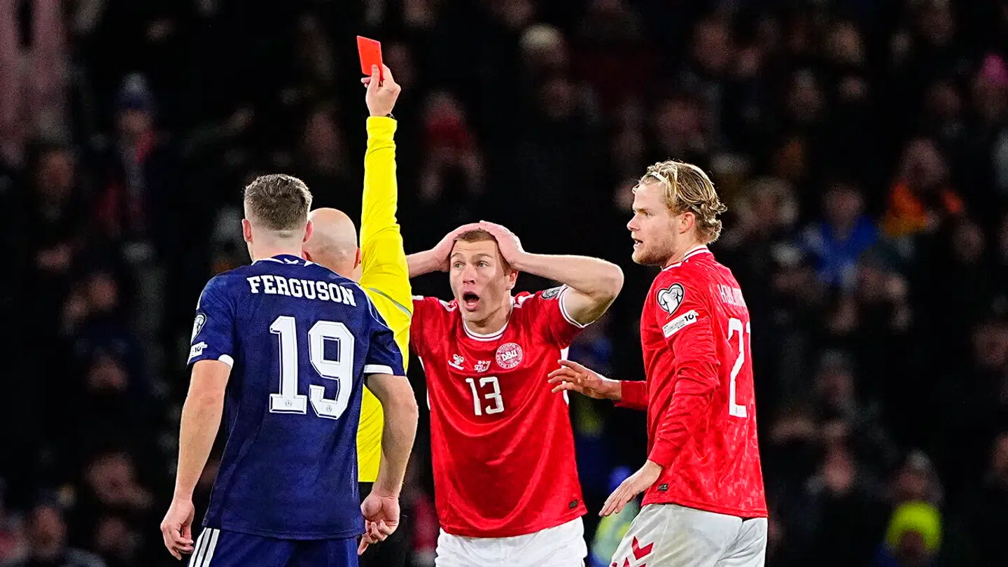 En absurd kamp blev endnu mere vanvittig, end den i forvejen var, da Rasmus Nissen Kristensen fik vist det røde kort.