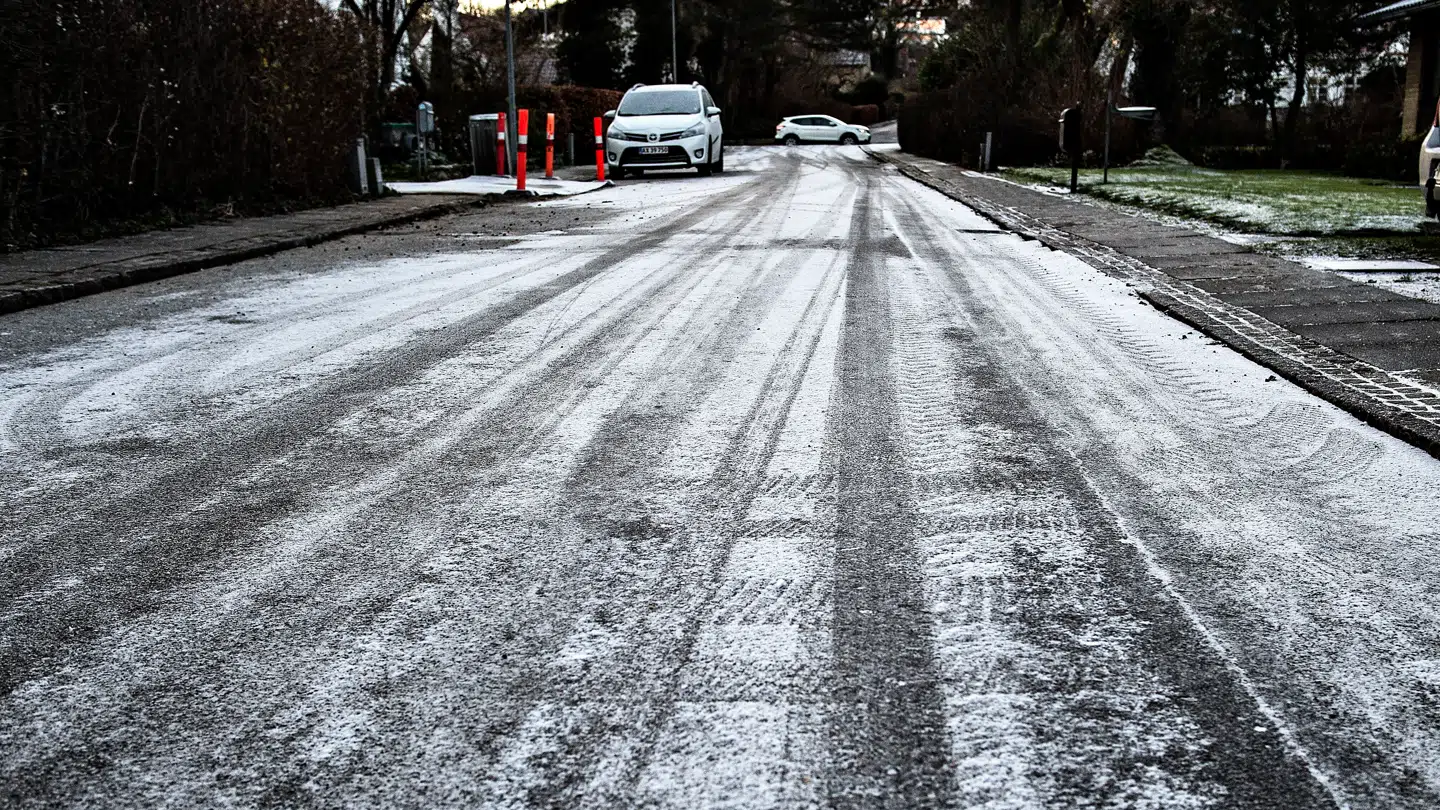 Onsdagens vejrskifte med regn, tøsne og glatte veje får Falck til at forberede sig på en potentielt travl dag. (arkivfoto)