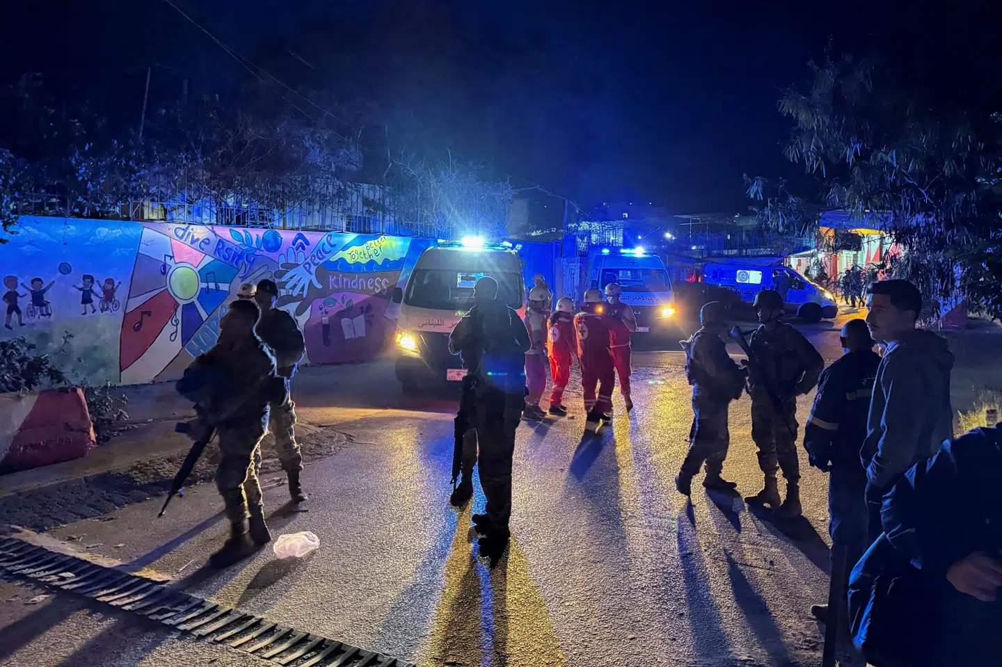 Sundhedsmyndigheder og libanesiske soldater samles ved indgangen til flygtningelejren Ain al-Hilweh efter et israelsk angreb, der har dræbt flere.