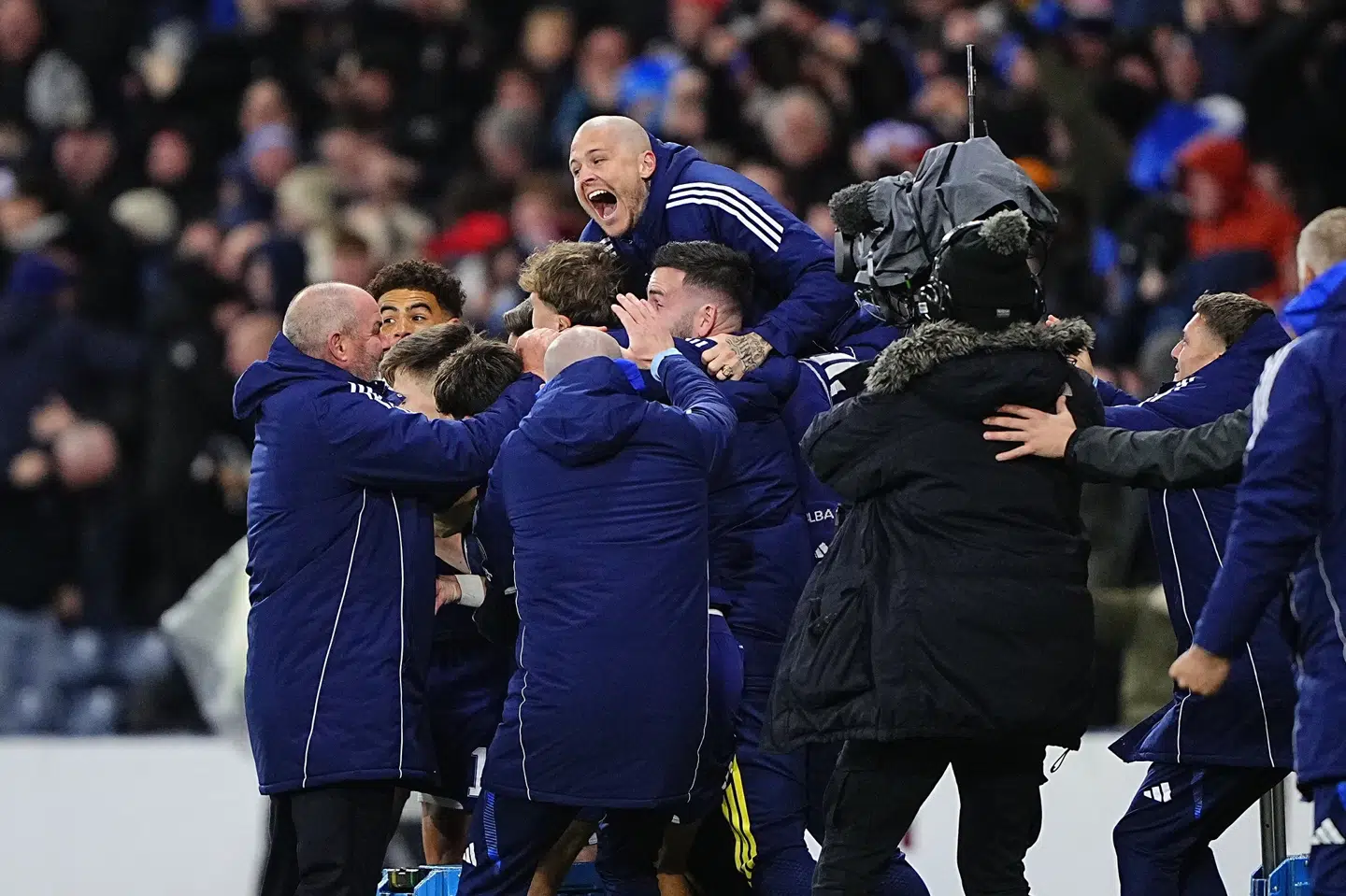 Skotland scorede to gange i overtiden til ellevild jubel i Glasgow.