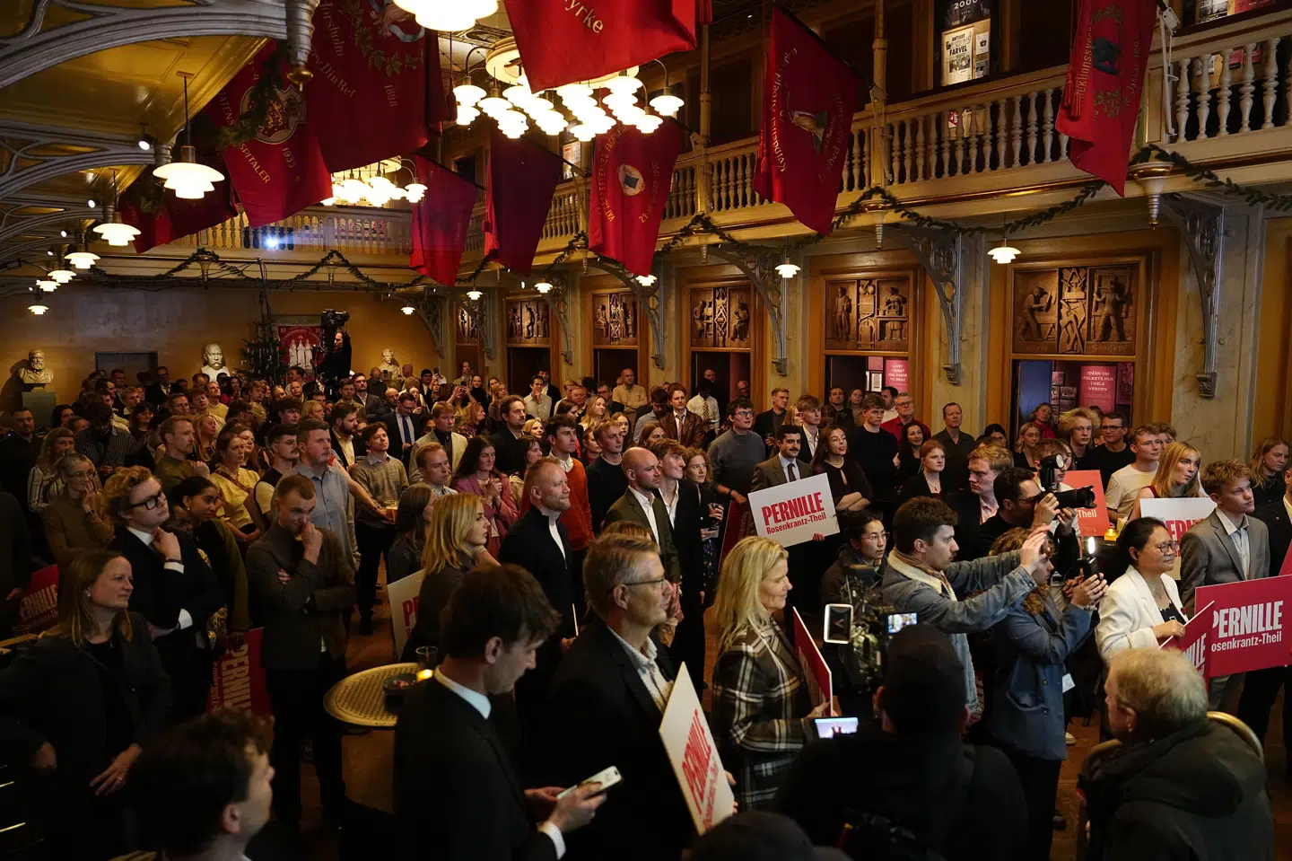 Socialdemokratiet holder valgfest i Arbejdermuseet i København. Partiet kan dog ikke fejre at være repræsenteret i alle 98 kommuner længere.