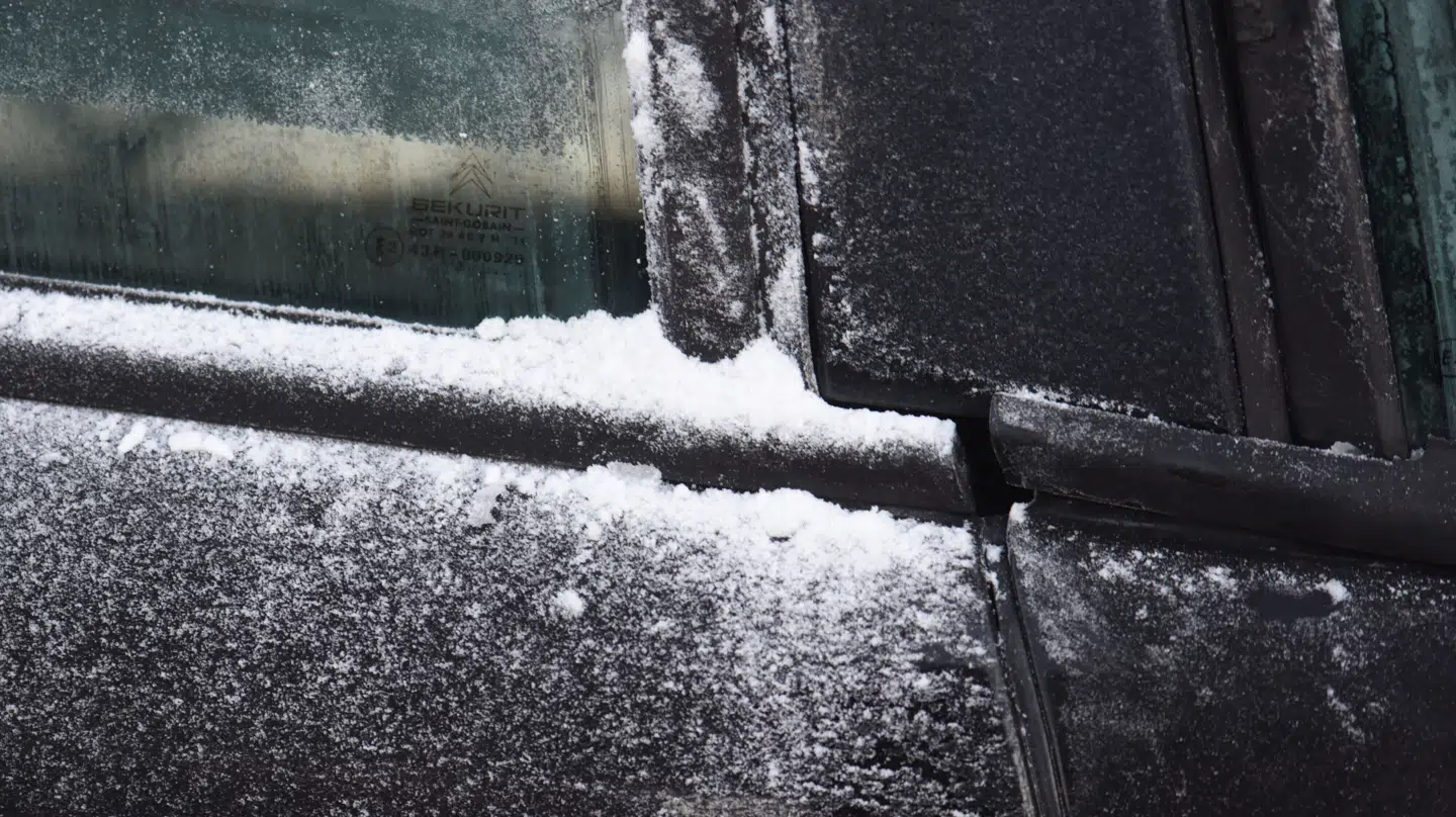 Onsdagens blanding af frostgrader, kraftig regn og risiko for noget slud eller tøsne gør, at vejene kan være ekstra glatte. (arkivfoto)