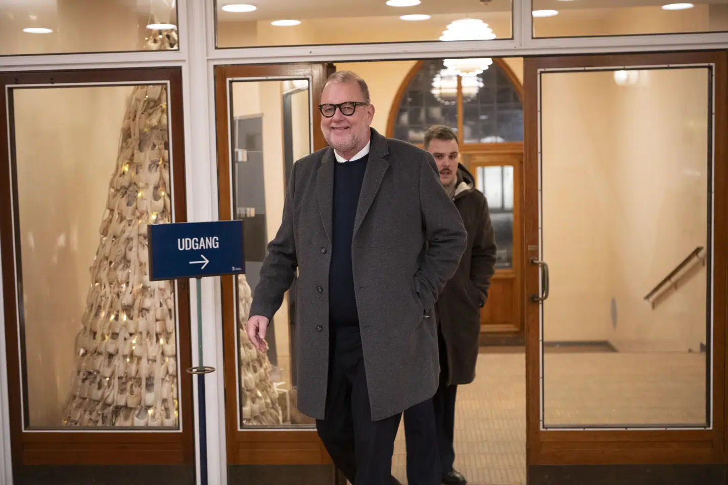 Lars Christian Lilleholt (V) ankommer til Odense Rådhus tirsdag aften. Hans parti er blevet næststørst i Odense efter Socialdemokratiet, der sidder på borgmesterposten.