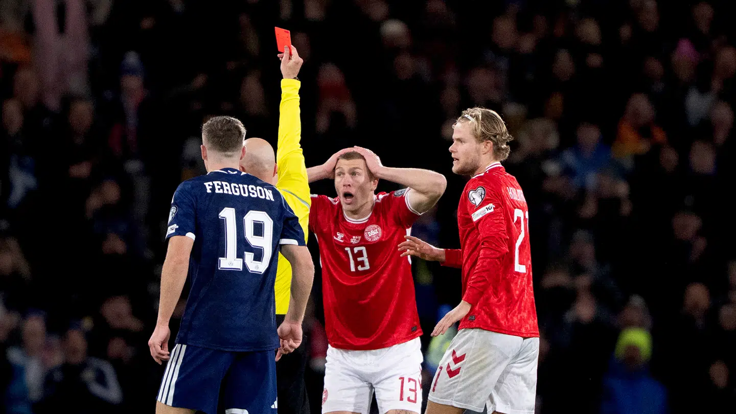 Danskeren måtte se resten af kampen på et tv.