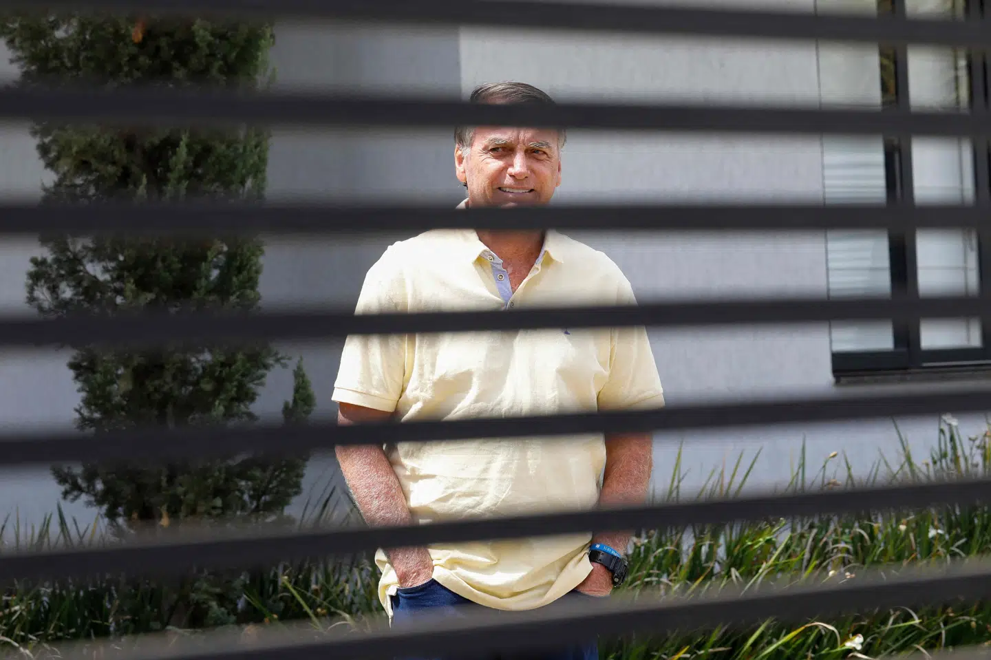 Brasiliens tidligere præsident Jair Bolsonaro ses i sit hjem i Brasilia i september. Han har siddet i husarrest siden august. Soldater og en betjent er blevet dømt for deres roller i kupforsøg, der skulle sikre, at Bolsonaro blev ved magten trods valgnederlag til Lula. (Arkivfoto).