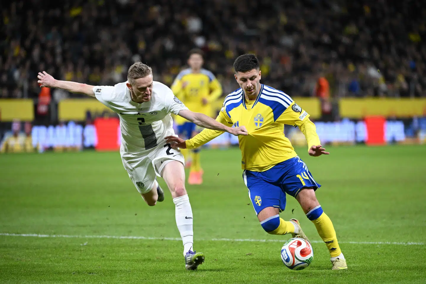 Det svenske stortalent Roony Bardghji kæmper mod en slovensk forsvarspiller tirsdag aften, hvor Sverige og Slovenien spillede 1-1. Selv om Sverige endte sidst i VM-kvalifikationsgruppen, er holdet stadig med til playoff-kampene til foråret på grund af deres indsats i Nations League.