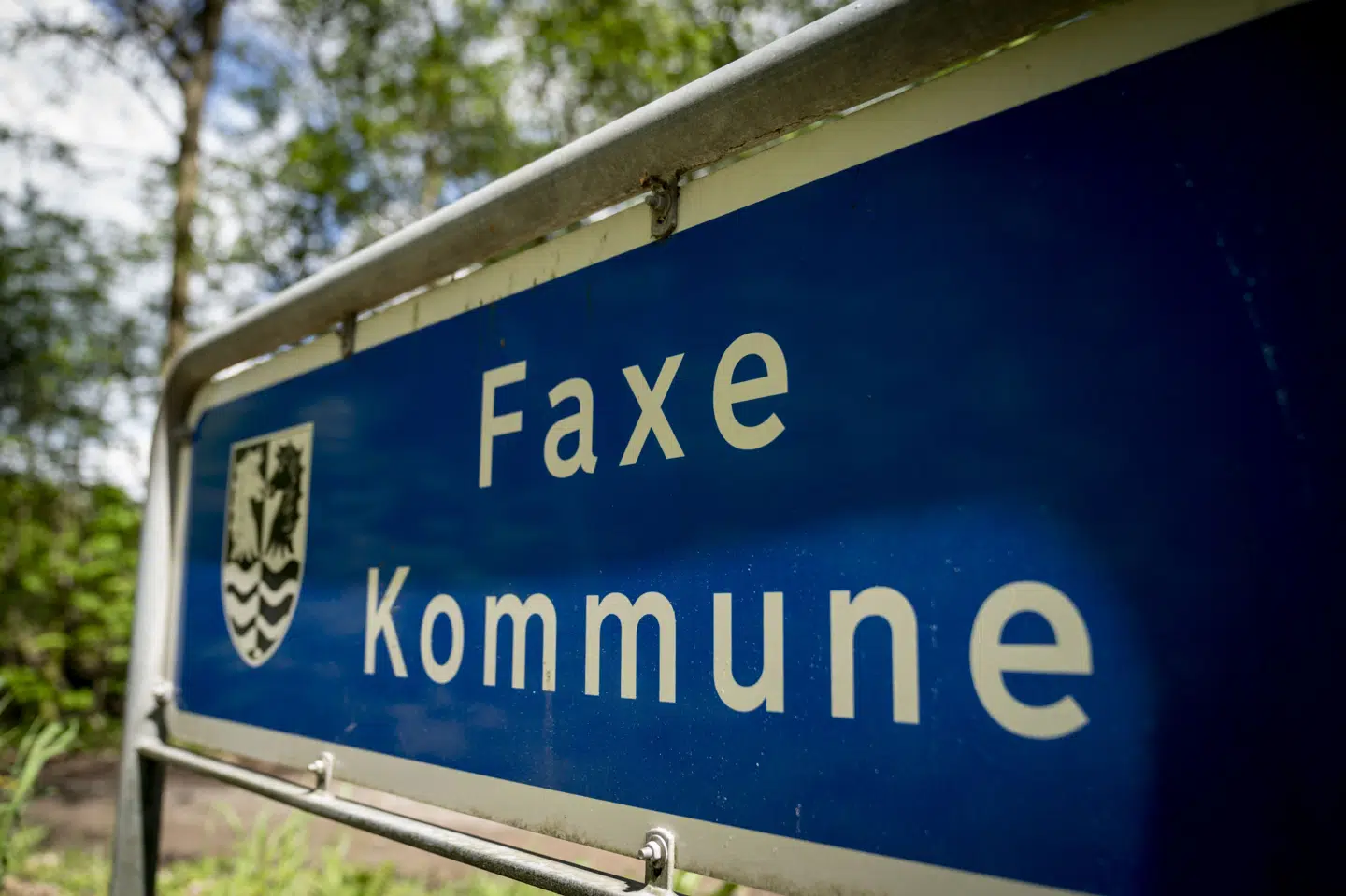 I Faxe skifter borgmesterkæden hænder efter tirsdagens kommunalvalg. Her overtager Liberal Alliances Mikkel Dam fra Venstres Ole Vive. (Arkivfoto).