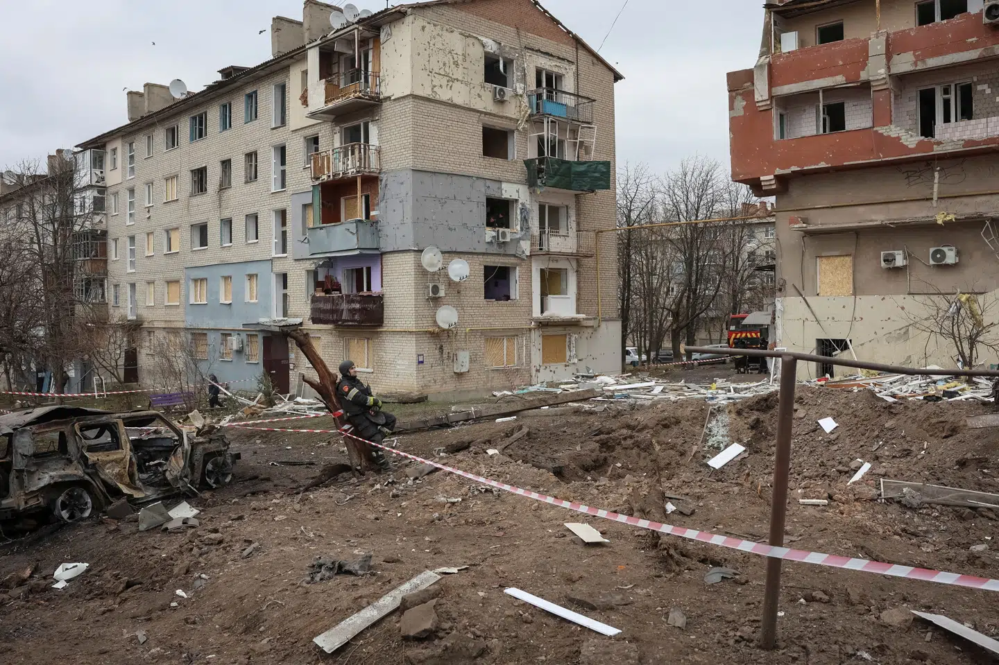 De seneste tre dage har der været meldinger om tre russiske angreb på den østlige region Kharkiv i Ukraine, skriver nyhedsbureauet AFP. Her ses lejlighedsbygninger efter russiske missilangreb i landsbyen Balaklija mandag. (Arkivfoto).