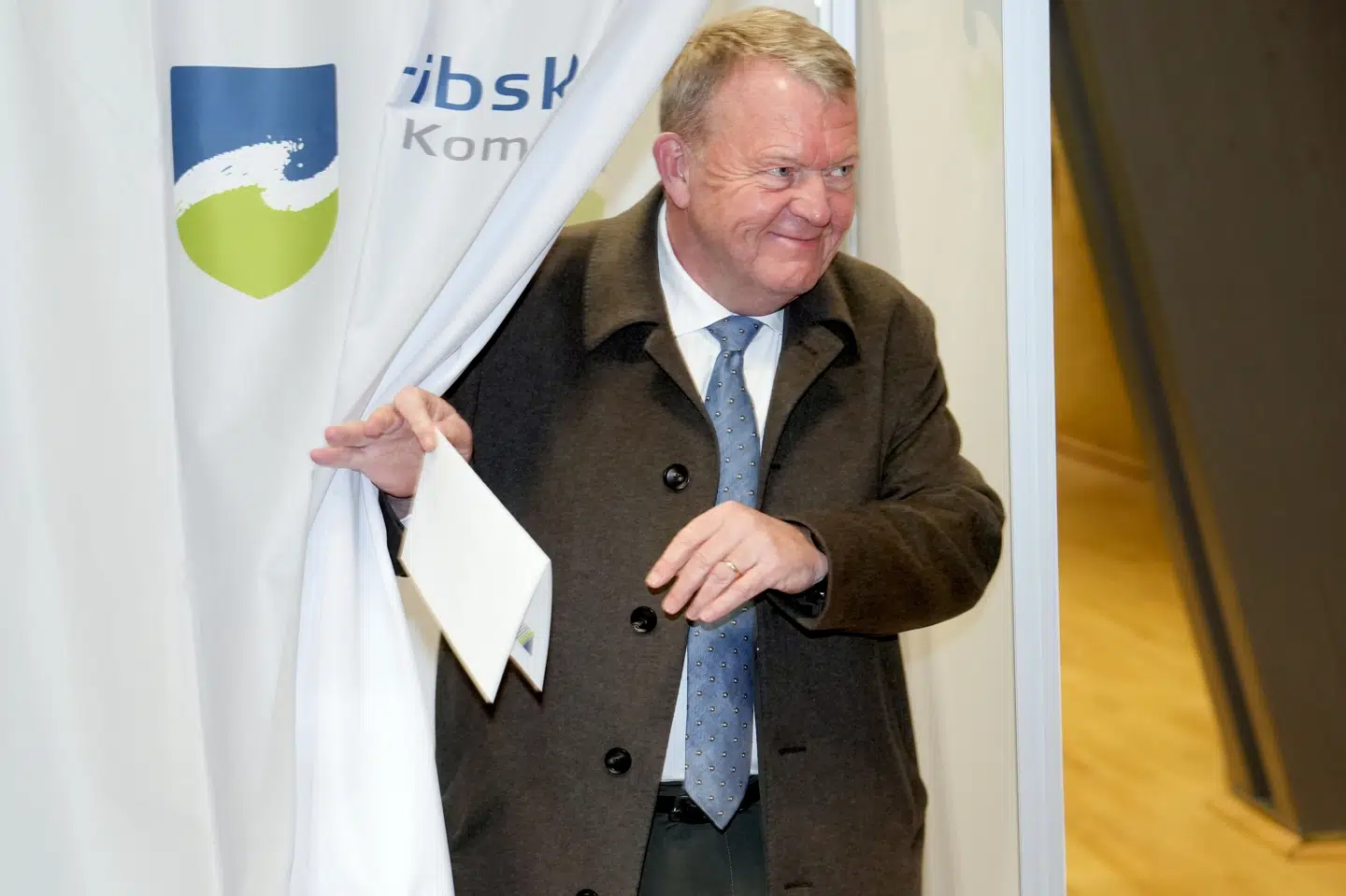 Lars Løkke Rasmussen stemte tirsdag i Græsted Gribskov-Hallen.