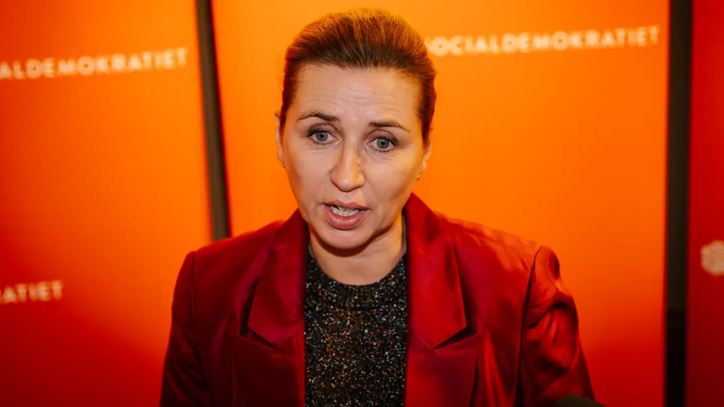 Statsminister Mette Frederiksen mødes her med pressen natten til onsdag til Socialdemokraternes valgfest på Arbejdermuseet i København.