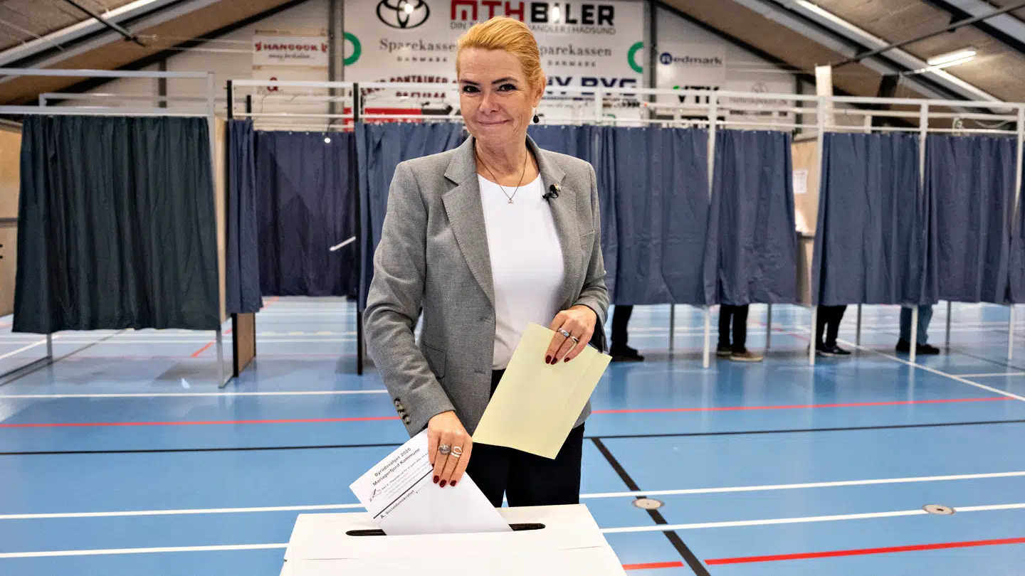 Partiformand Inger Støjberg fra Danmarksdemokraterne ses her selv afgive sin stemme tirsdag til kommunal- og regionsrådsvalget.