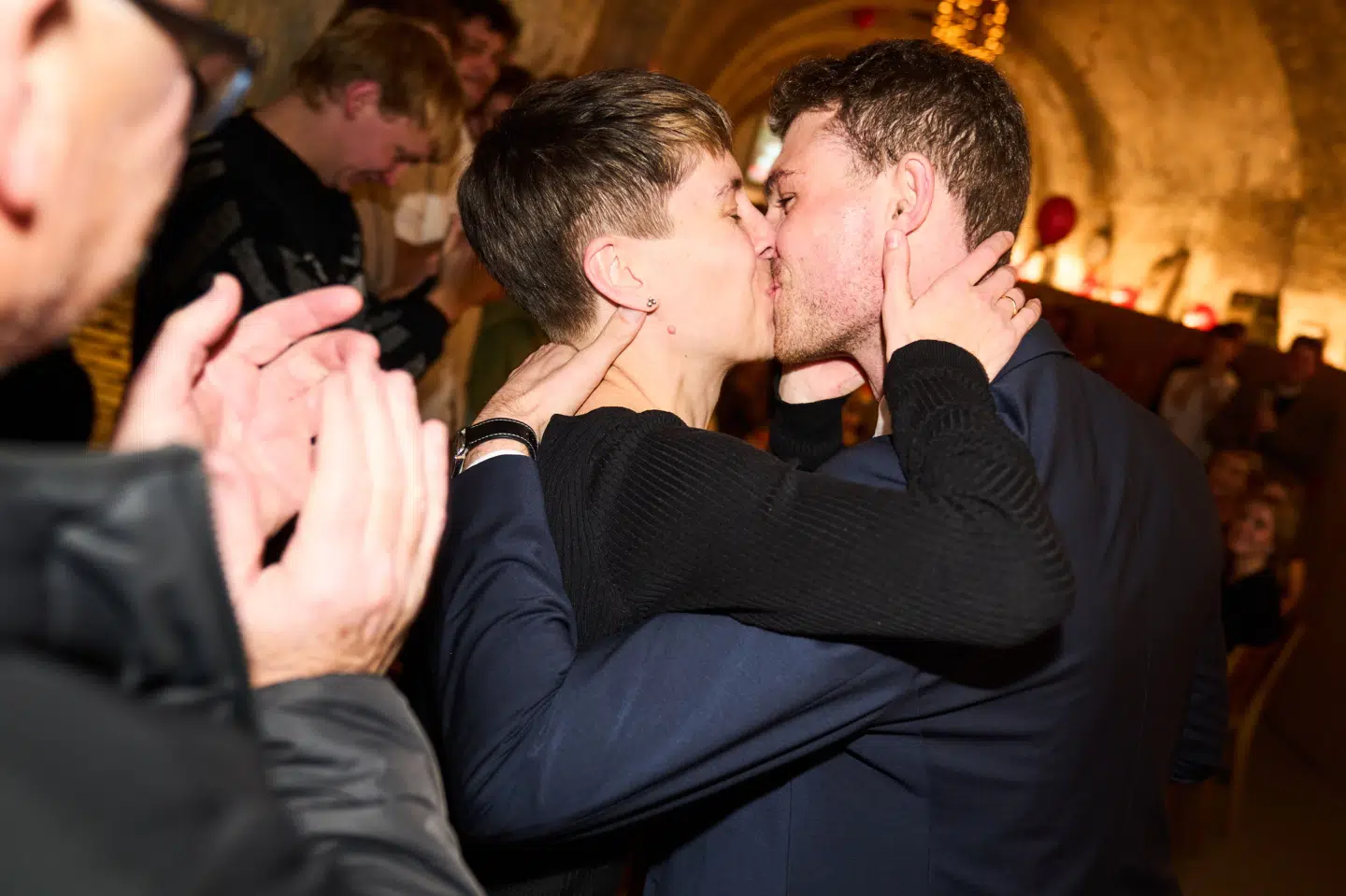 Anders Winnerskjold gav sin hustru, Ane, et stort kys, da han på valgaftenen lagde vejen forbi DSU'ernes valgfest i Ceresbyen i Aarhus.