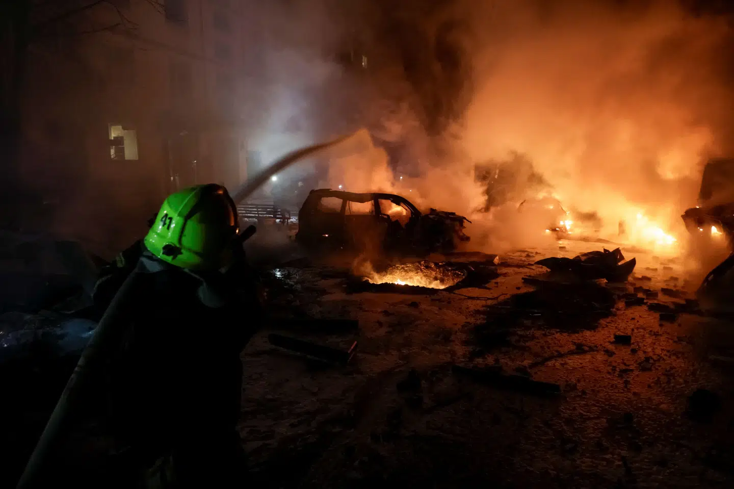 Billede fra tidligt onsdag af Ukraines brandvæsen i Kharkiv efter angreb fra Rusland. Polen har tidligt onsdag sendt fly på vingerne.