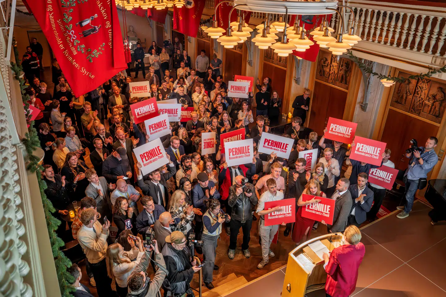 Flere journalister og iagttagere kommenterede fremmødet til Socialdemokratiets valgfest på Arbejdermuseet i København. Berlingskes politiske kommentator, Bent Winther, kaldte Mette Frederiksen »en statsminister der erkendte nederlaget,« efter hendes tale til festen.