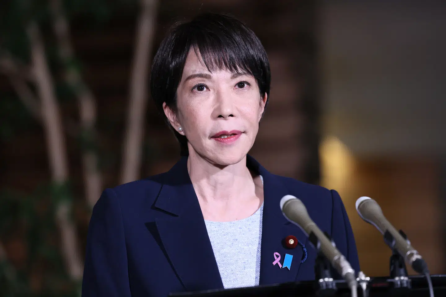 Japans premierminister, Sanae Takaichi, har sagt, at brug af magt mod Taiwan kan retfærdiggøre en militær reaktion fra Taiwan. Her ses Takaichi tale med journalister ved sit kontor den 14. november. (Arkivfoto).