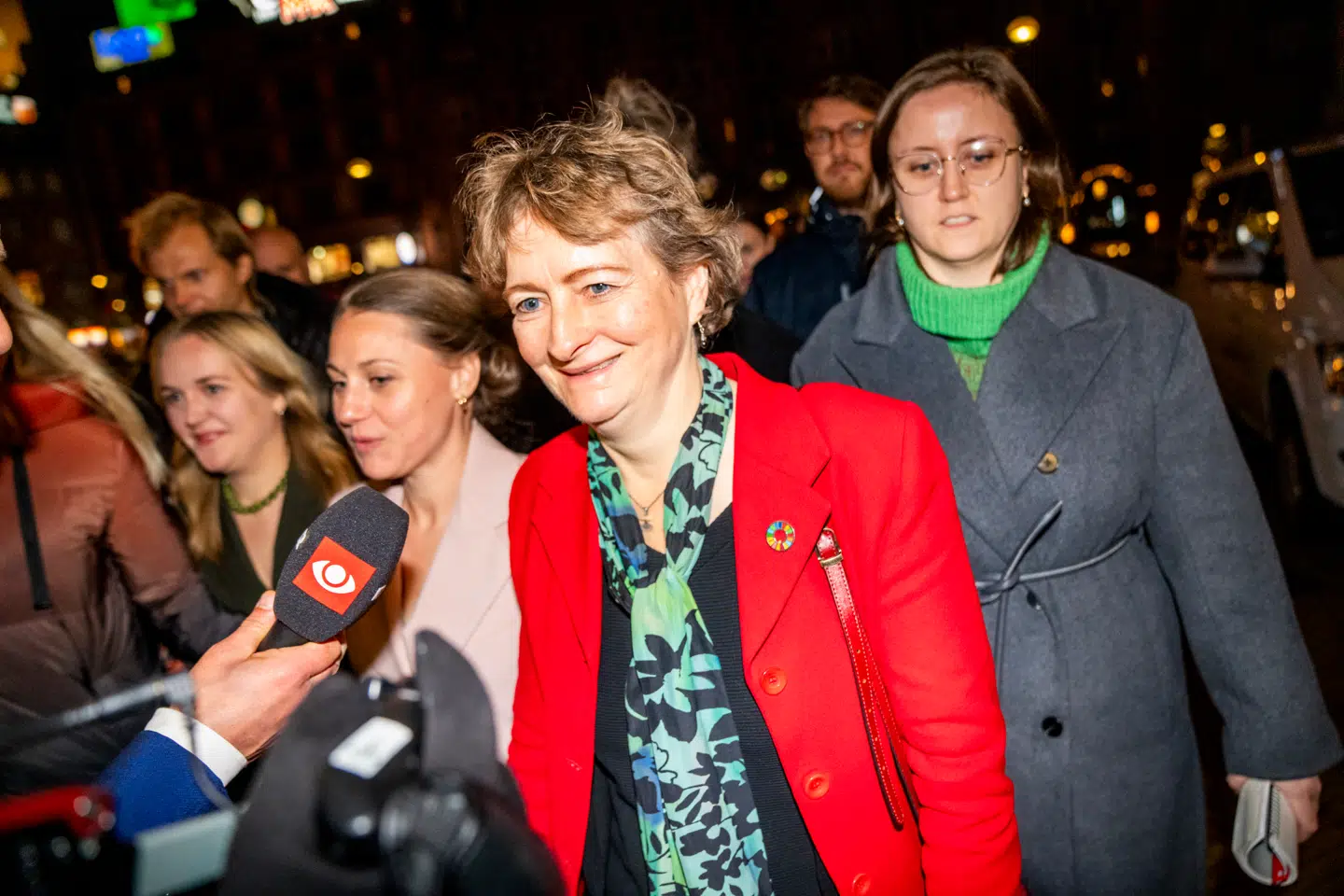 Karoline Lindgaard (Alternativet), Sisse Marie Welling (SF) og Line Barfod (Enhedslisten) ses her ankomme til Københavns Rådhus sent tirsdag, hvor forhandlingerne gik i gang efter kommunalvalget.