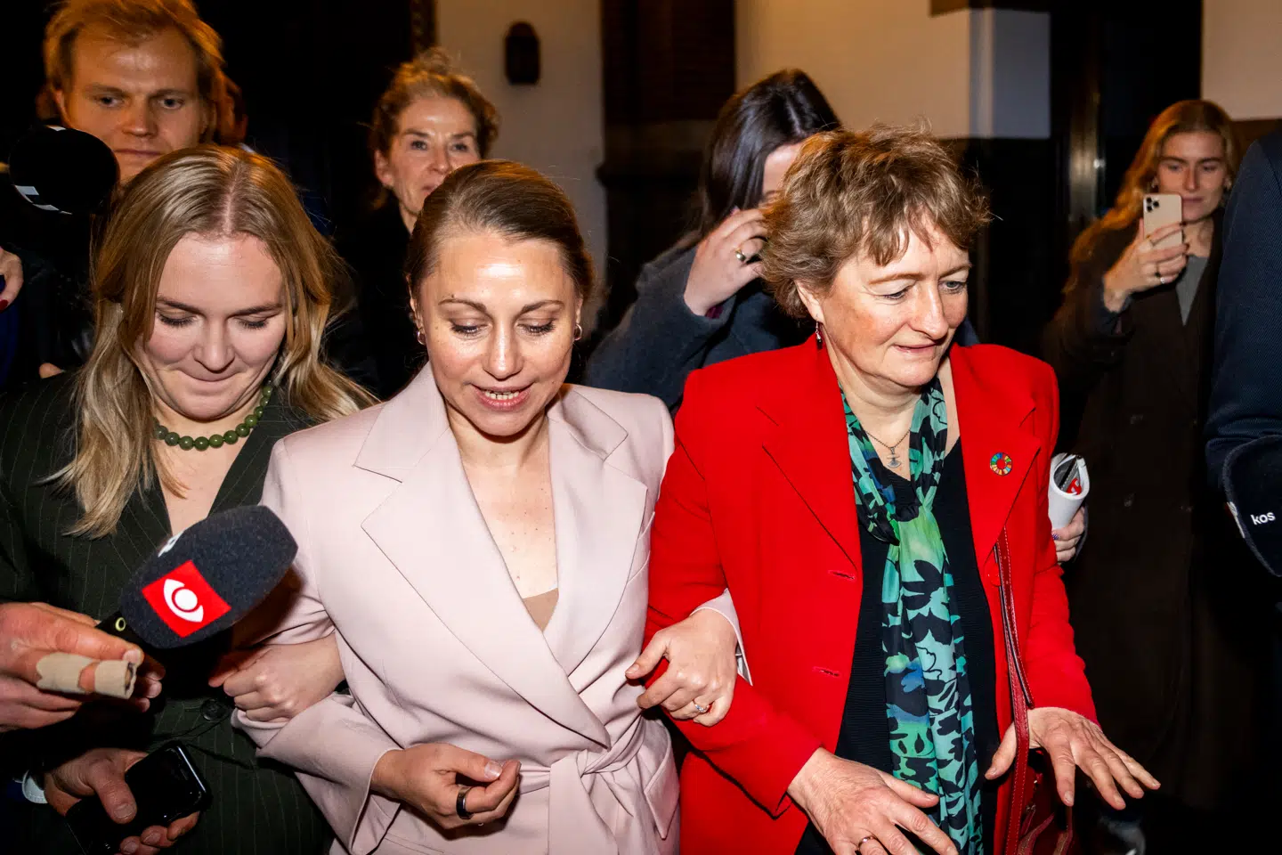 Karoline Lindgaard (Alternativet), Sisse Marie Welling (SF) og Line Barfod (Enhedslisten) ses her ankomme til Københavns Rådhus sent tirsdag, hvor forhandlingerne gik i gang efter kommunalvalget.