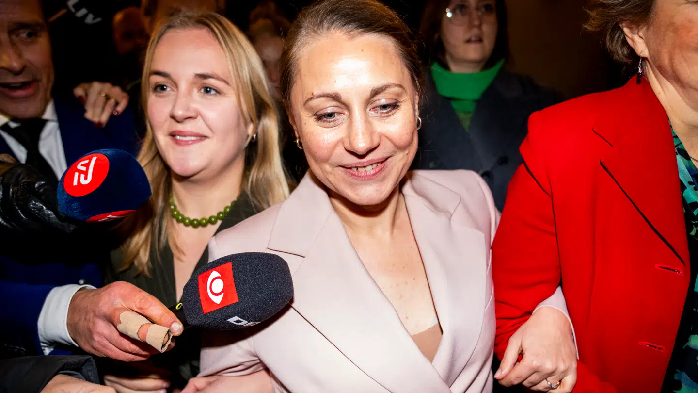 Karoline Lindgaard (Alternativet), Sisse Marie Welling (SF) og Line Barfod (Enhedslisten) ses her ankomme til Københavns Rådhus sent tirsdag, hvor forhandlingerne gik i gang efter kommunalvalget.