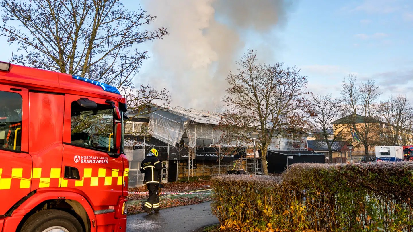 Beredskabet arbejde med slukning af brand i Ørnevang Børnehus i Allerød, onsdag den 19. november 2025.