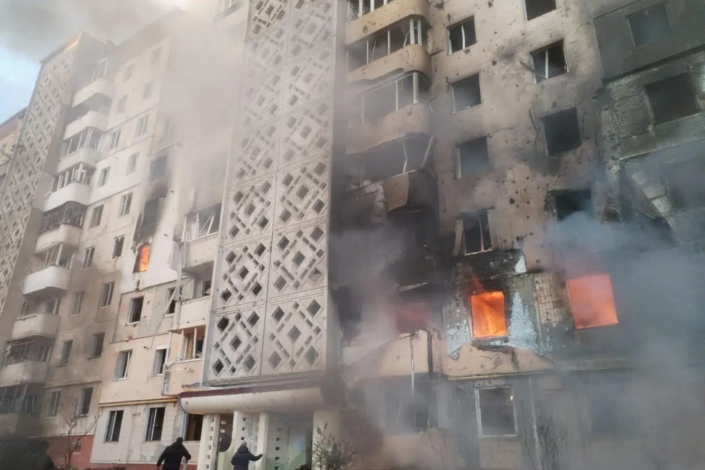 En beboelsesejendom står i brand i Ternopil efter russiske angreb tidligt onsdag morgen. Ni personer har ifølge Ukraines præsident mistet livet.