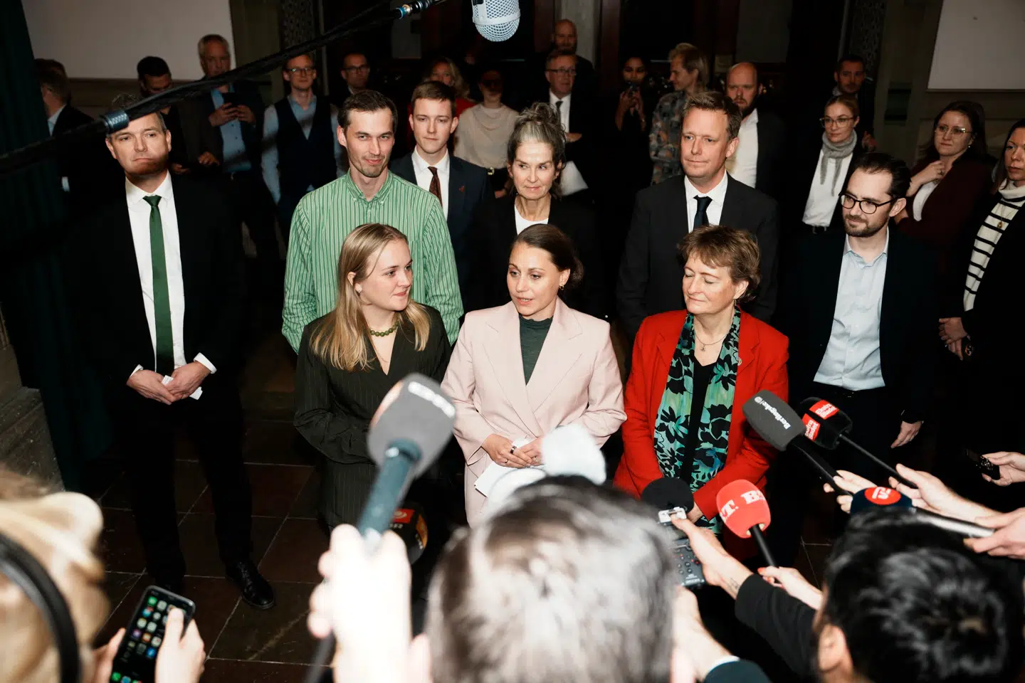 Sisse Marie Welling (SF) i midten er ny overborgmester i København. Hun ankom til Københavns Rådhus sent tirsdag sammen med Line Barfod (Enhedslisten) t.h. og Karoline Lindgaard (Alternativet) t.v., og dem var hun også flankeret af, da hun offentliggjorde resultatet af nattens forhandlinger onsdag formiddag.