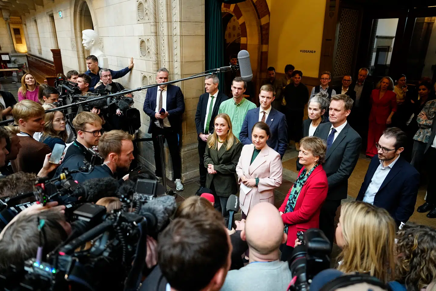 Her ses partierne, der har konstitueret sig, på Københavns Rådhus onsdag formiddag.