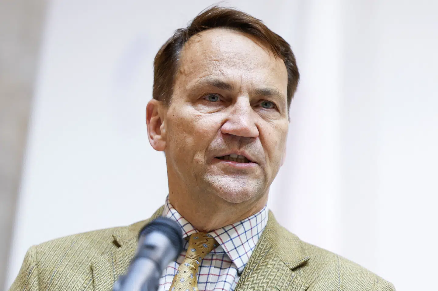 Udenrigsminister Radoslaw Sikorski uddyber ikke, hvad det konkret indebærer, at Polen ikke kun vil svare igen med diplomatiske midler, når landet reagerer på jernbanesabotagen i landet. (Arkivfoto).