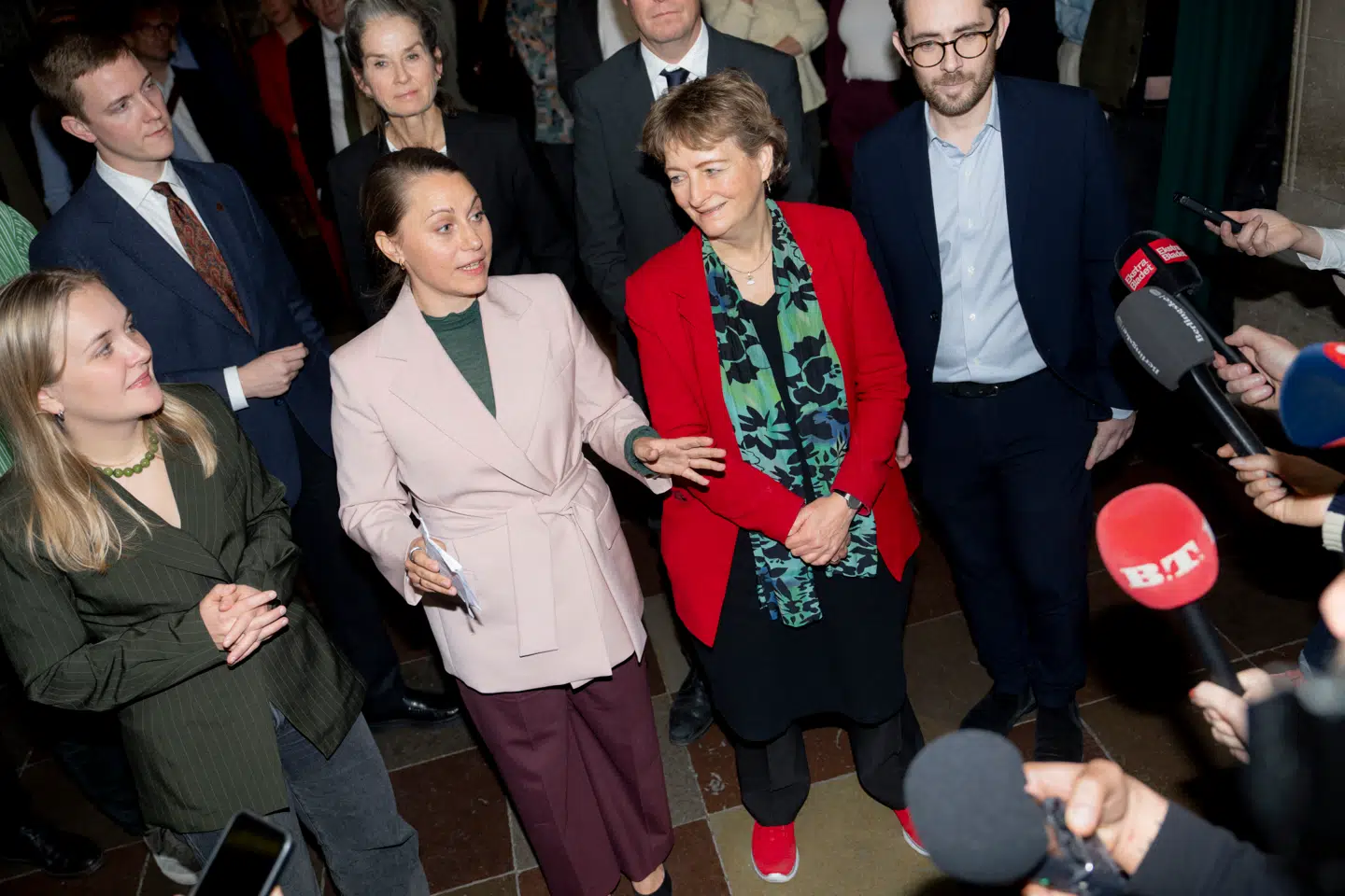 Sisse Marie Welling (SF), i midten, er ny overborgmester i København. Det offentliggjort hun flankeret af Line Barfod (Enhedslisten), th., og Karoline Lindgaard (Alternativet), tv., efter nattens forhandlinger onsdag formiddag.