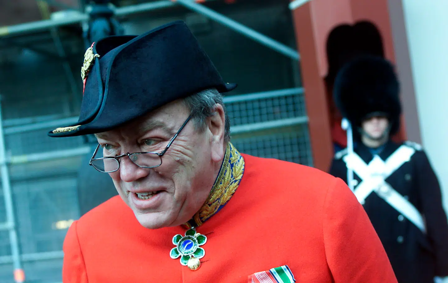 Lensgreve Preben Ahlefeldt-Laurvig var blandt andet gæst ved de kongelige nytårskure, såsom her i 2002.