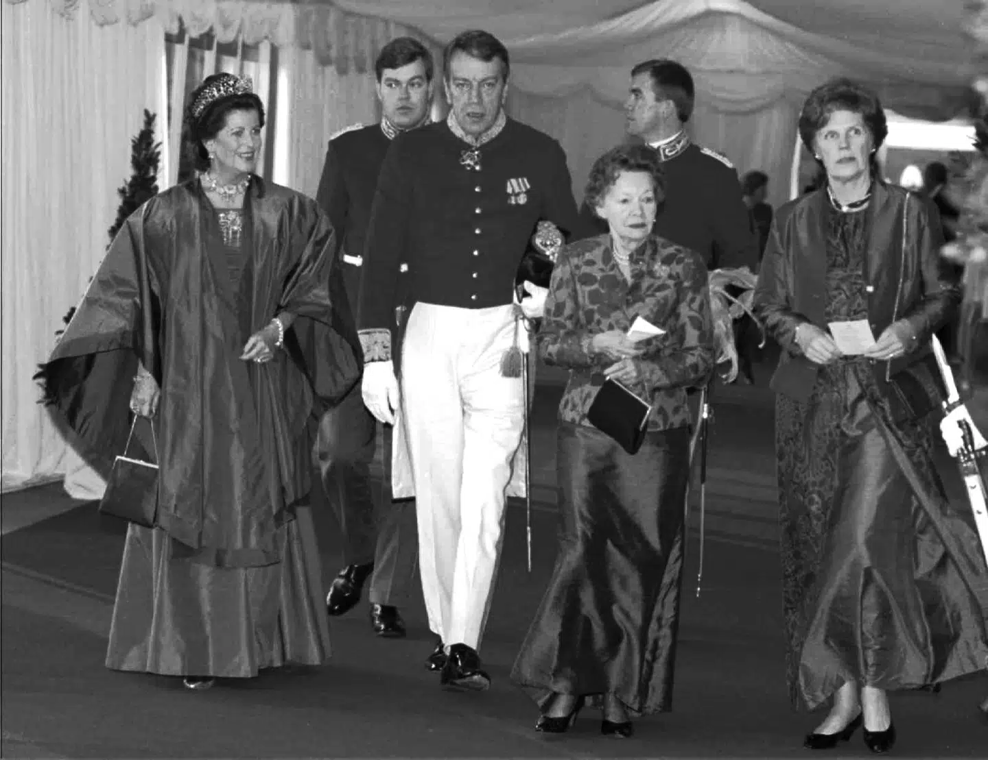 Lensgreve Preben Ahlefeldt-Laurvig var sammen med hustruen lensgrevinde Brita og sønnerne grev Christian og grev Ditlev ikke mindst med til prins Joachim og grevinde Alexandras bryllup i 1995.