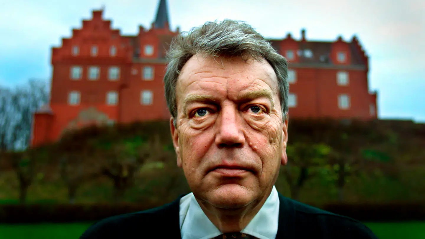 Kammerherre, hofjægermester, lensgreve Preben Ahlefeldt-Laurvig er gået bort. Her ses han med sit elskede Tranekær Slot på Langeland i baggrunden.